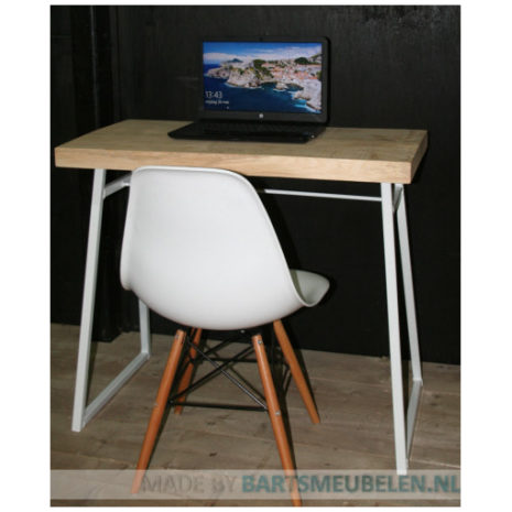 Eiken bureau met stalen onderstel Eiken bureau met stalen onderstel