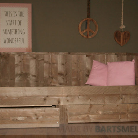 Steigerhouten bedbank - eenpersoonsbed van hout met lades onder het bed en een brede bedrand