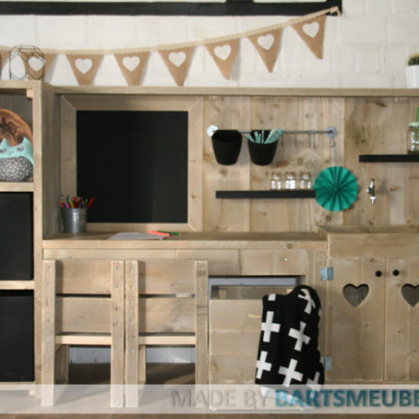 Steigerhouten speelhoek meubel met open vakken, bureau en speelkeuken in een combinatie speelmeubel