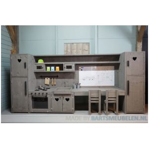 Grote speelhoek voor kinderen van steigerhout met bureau en speelgoedkeuken en opbergkasten