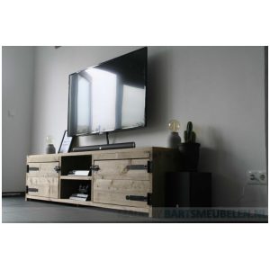 Steigerhouten tv meubel laag met twee deuren en een open vak in het midden en stoer zwart hang en sluitwerk