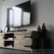 Steigerhouten tv meubel laag met twee deuren en een open vak in het midden en stoer zwart hang en sluitwerk