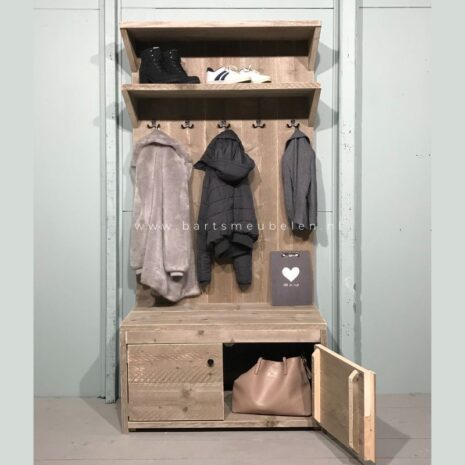 Steigerhouten garderobekast open deurtje