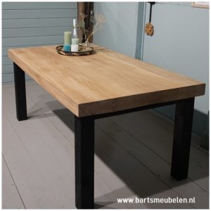 eikenhouten tafel met houten onderstel.1