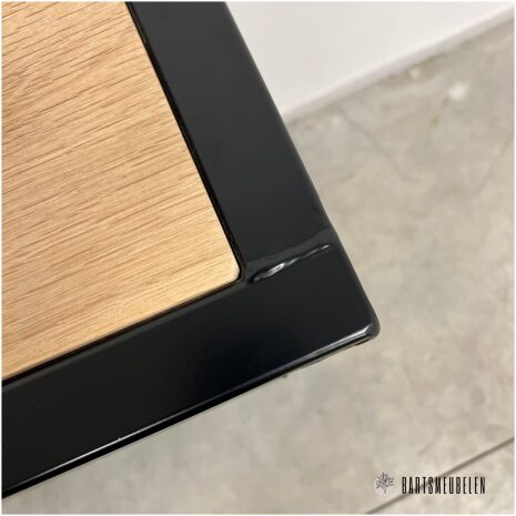 Haltafeltje eikenhout en zwart staal details