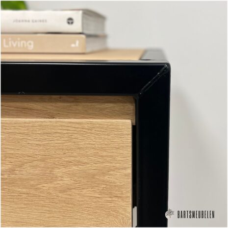 Haltafeltje eikenhout en zwart stale frame