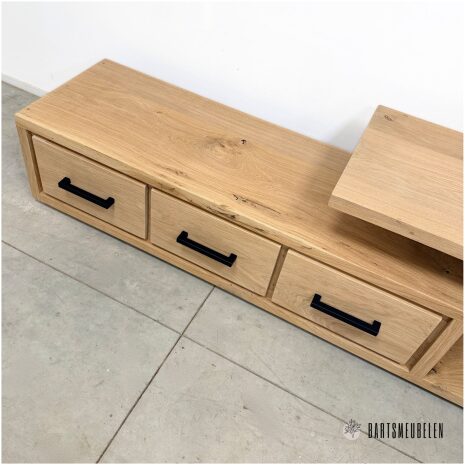 tv meubel eiken met drie laden en zwarte handgrepen Ruby