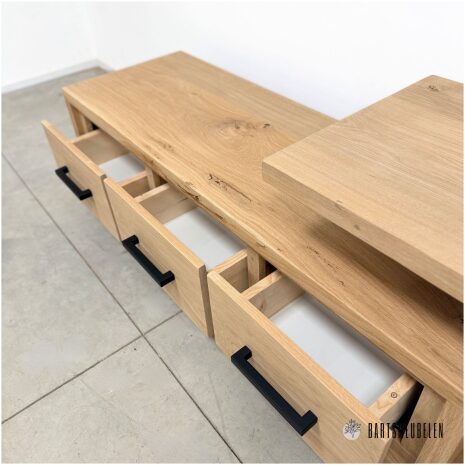 tv meubel eiken met drie ruime laden en zwarte handgrepen Ruby