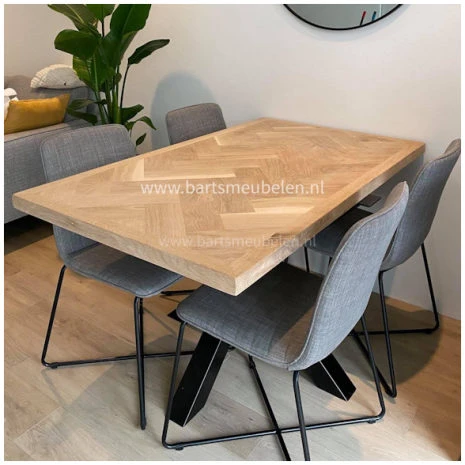 eiken-eettafel-visgraat-met-stalen-matrix