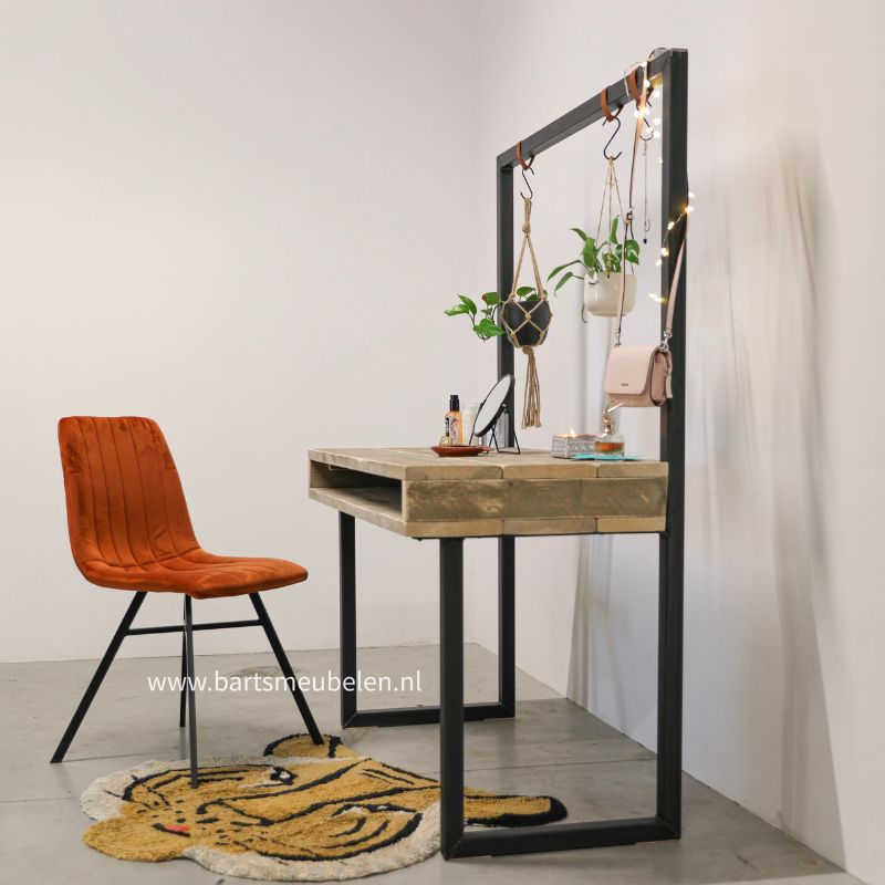 bureau met steigerhouten blad met een stalen frame in industriele stijl