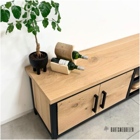 Tv meubel Eden van Massief eiken en zwart staal