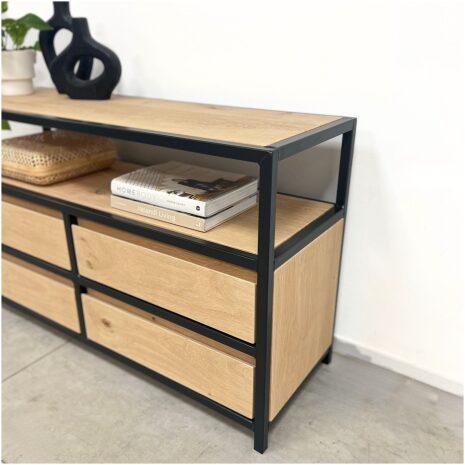 Kastje laag met lades met stalen frame