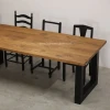 donker eikenhouten tafel met u onderstel zwart