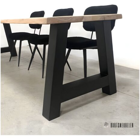 boomstamtafel eiken met a poot zwart staal Jasmijn
