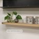 afbeelding wandplank rond eiken aan de muur met plantjes