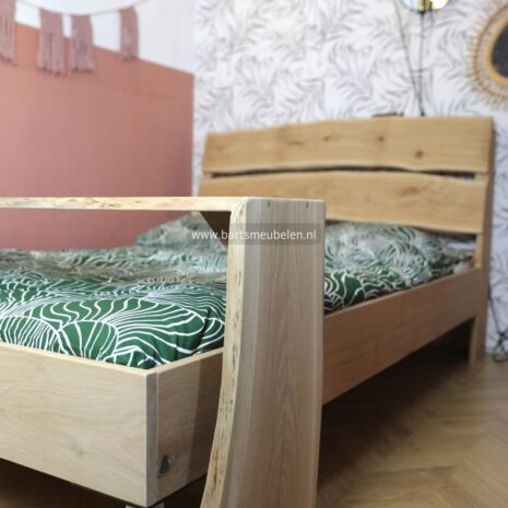 houten bed detail foto