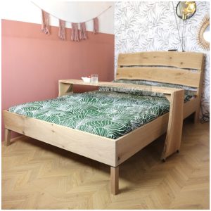 houten bed met bedtafeltje
