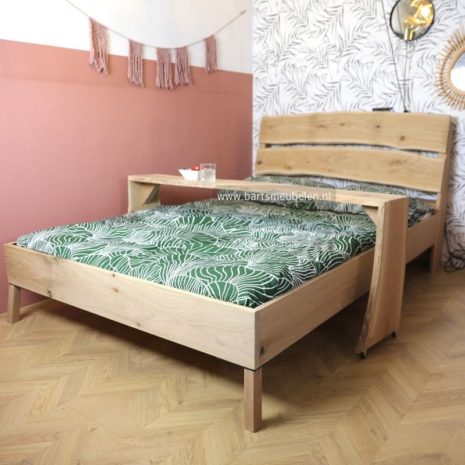 houten bed met bedtafeltje