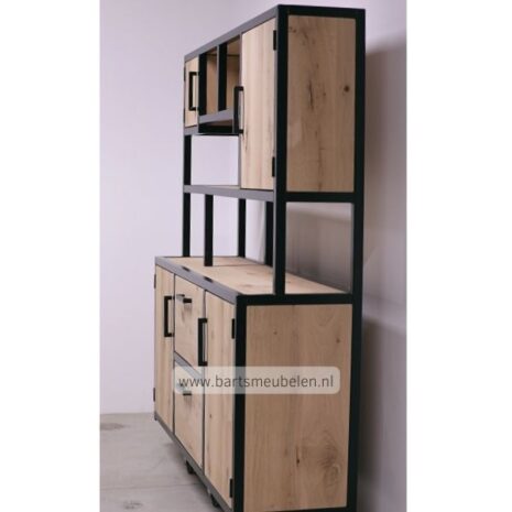 industriele kast met open en dichte vakken