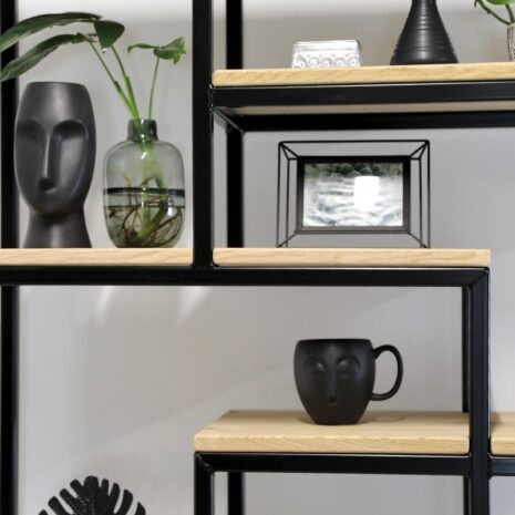 detail foto vakkenkast industrieel bart - open kast met vakken van eikenhout en staal in vele afmetingen