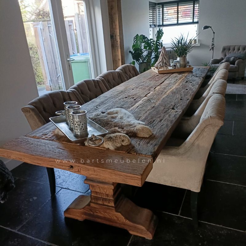 kloostertafel van oud eikenhout bij de klant thuis