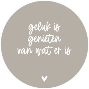 Tuincirkel beige met tekst 'Geluk is genieten van wat er is'