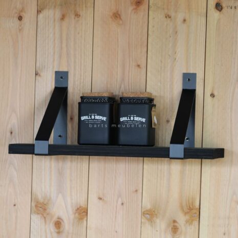 zwarte wandplank met stalen beugels