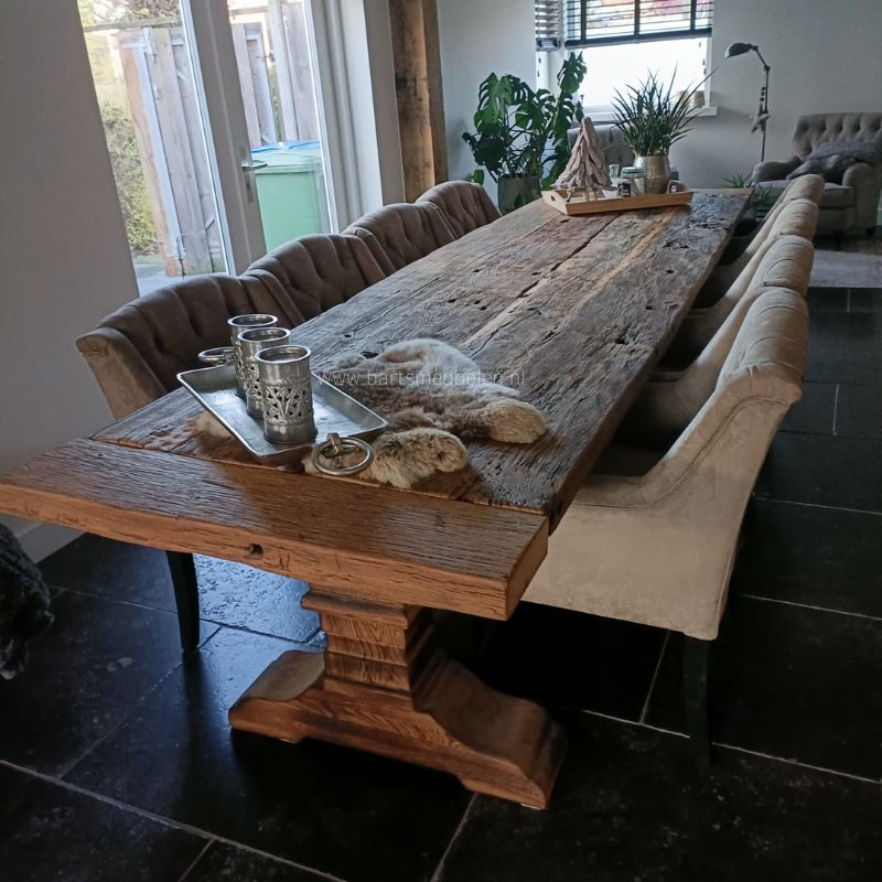 Een kloostertafel van oud hout op maat