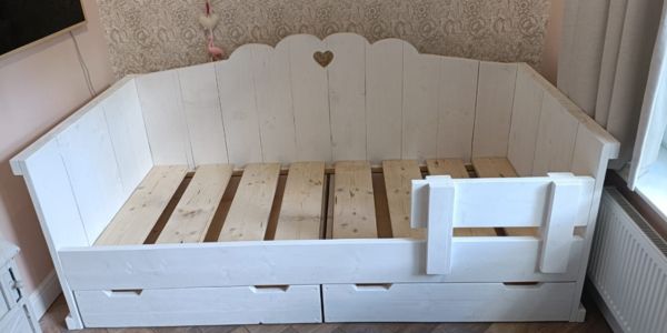 Kajuitbed wit van steigerhout op de meidenkamer