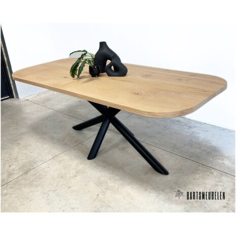 Eiken eettafel met ronde hoeken