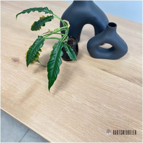 Eiken eettafel met ronde hoeken details blad