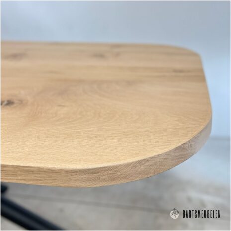 Eiken eettafel met ronde hoeken en rechte rand