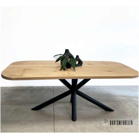 Eiken tafel met ronde hoeken