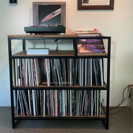 Platenspeler meubel industrieel op maat van eikenhout en staal Platenspeler meubel industrieel op maat van eikenhout en staal