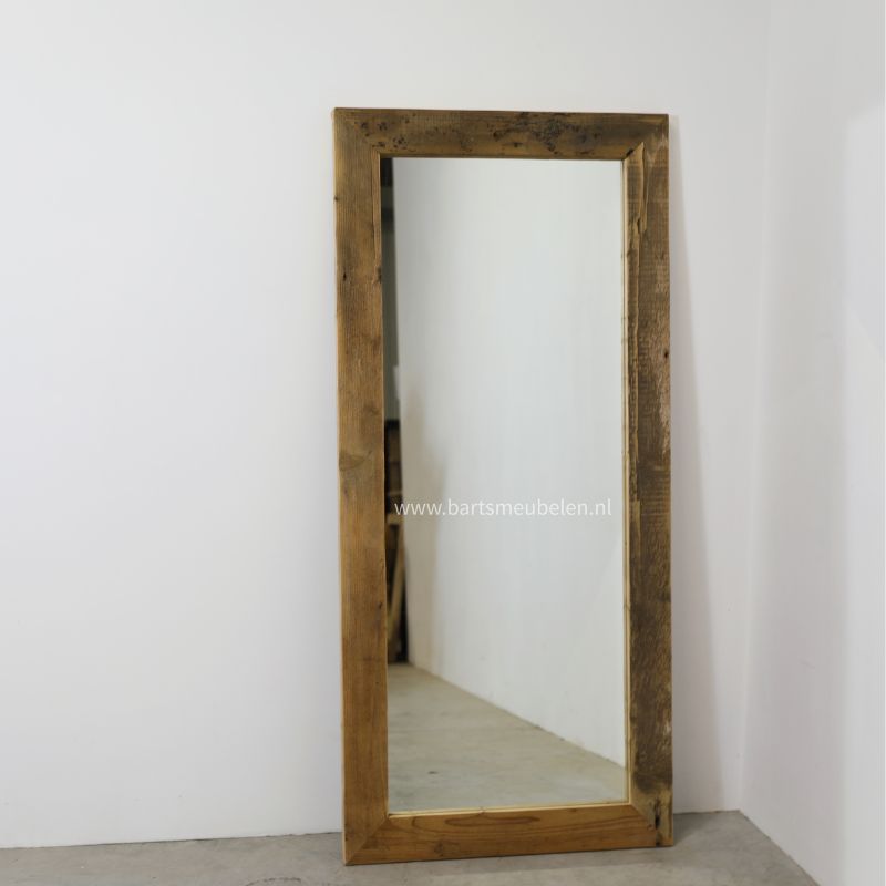 hoge spiegel met vintage houten rand