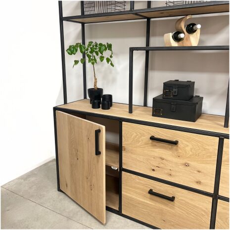 Grote wandkast van massief eikenhout en staal Zeeland