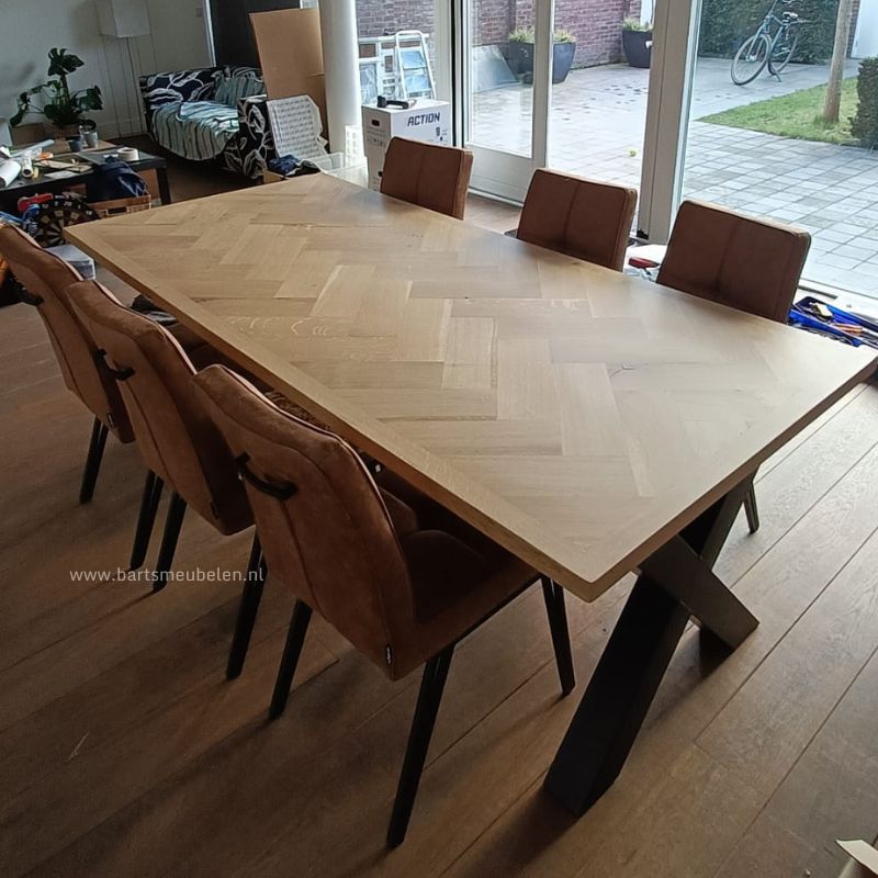 eiken eettafel visgraat met stalen x-poot mat-zwart