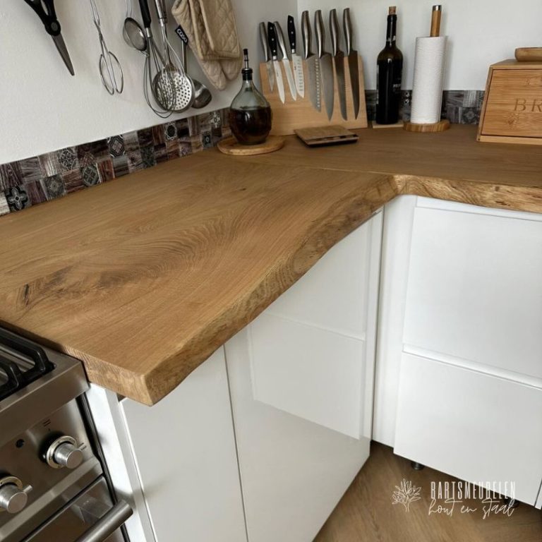 hoekblad eikenhout met boomrand in witte keuken