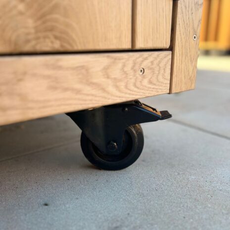 detail wielen buitenkeuken eiken