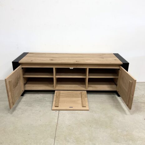 Opbergruimte tv meubel eikenhout staal