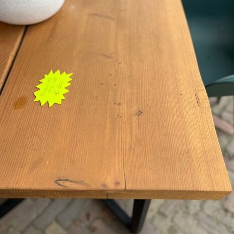 Showmodel details tuintafel met stalen onderstel