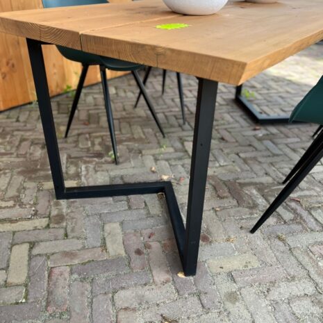 Showmodel tuintafel met stalen onderstel en massief douglas hout