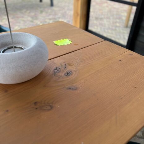 Tuintafel showmodel Douglas boomblad met knoesten