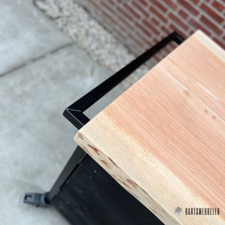 Buitenkeuken Douglas Zweeds rabat zwart met stalen duwstang