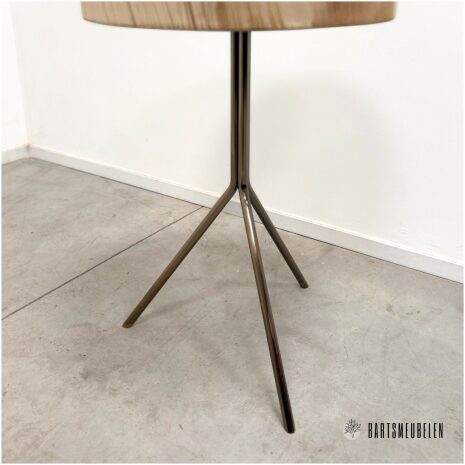 Details van koperen pootjes planten tafeltje maat L