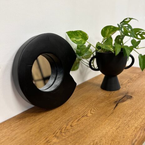 Houten zwarte spiegel met organische vormen