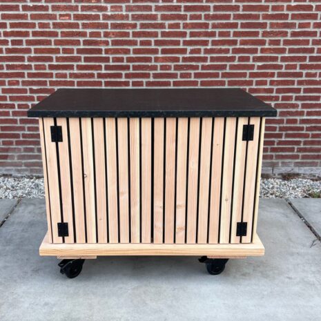 Luxe tuinkast met zwart granieten blad