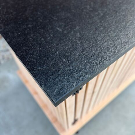 zwart gebrand geborsteld granieten blad tuinkast