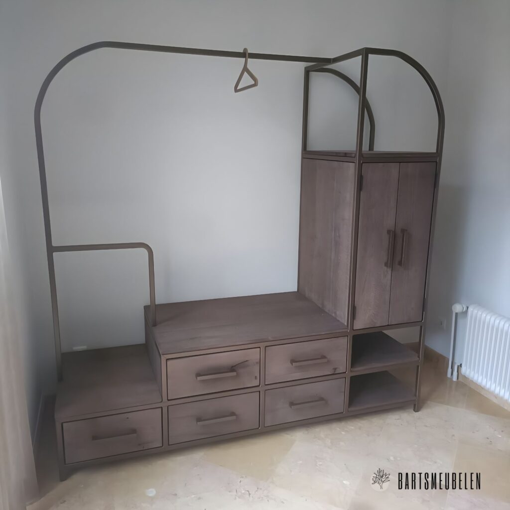 Klantfoto maatwerk garderobekast koper staal en eikenhout kleur Cool nuts