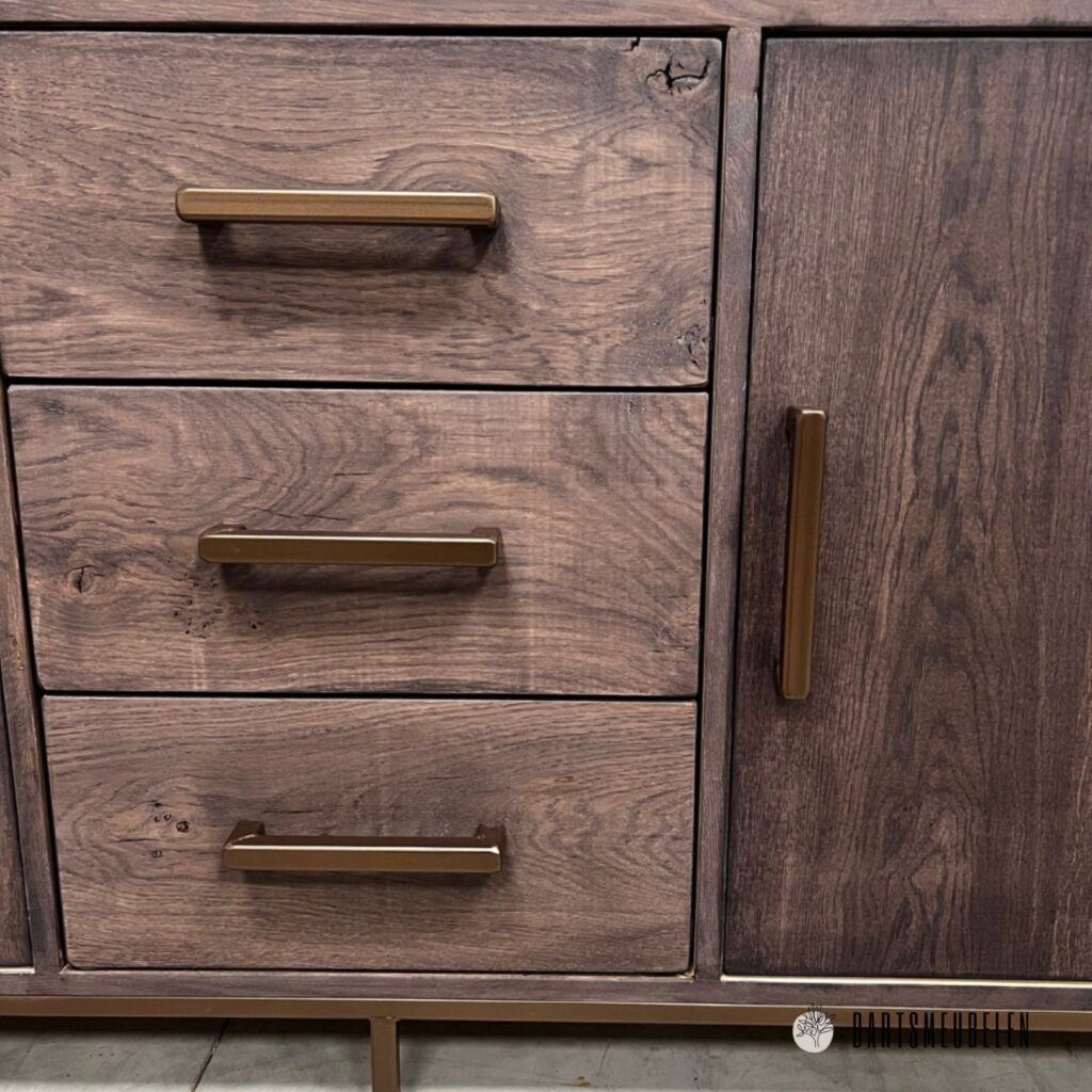Maatwerk dressoir van eikenhout en koper staal handgrepen